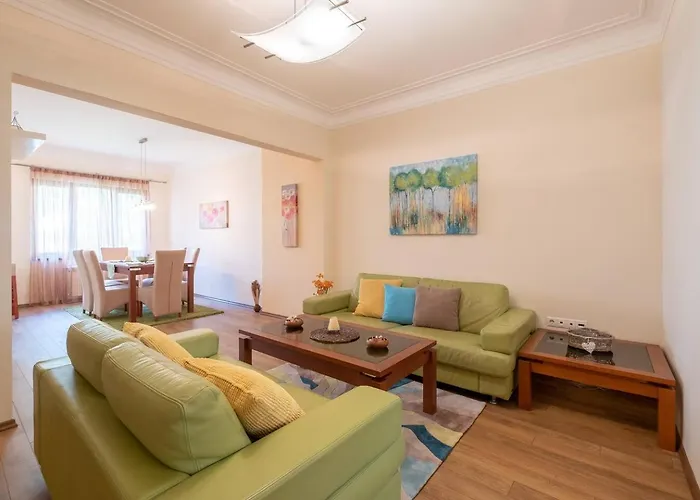 Top Pick! Central Spacious 2 Bedroom Apartment