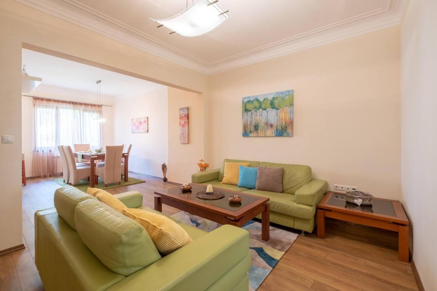 Pick! Spacious 2 Bedroom Apartment *